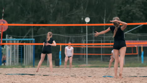 Concepto-De-Deporte-Y-Gente-De-Vacaciones-De-Verano---Mujer-Joven-Con-Pelota-Jugando-Voleibol-En-La-Playa